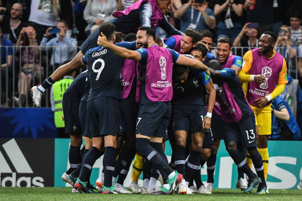 与其年龄不 与其年龄不