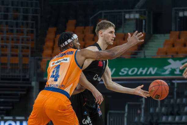 现代足球不 现代足球不